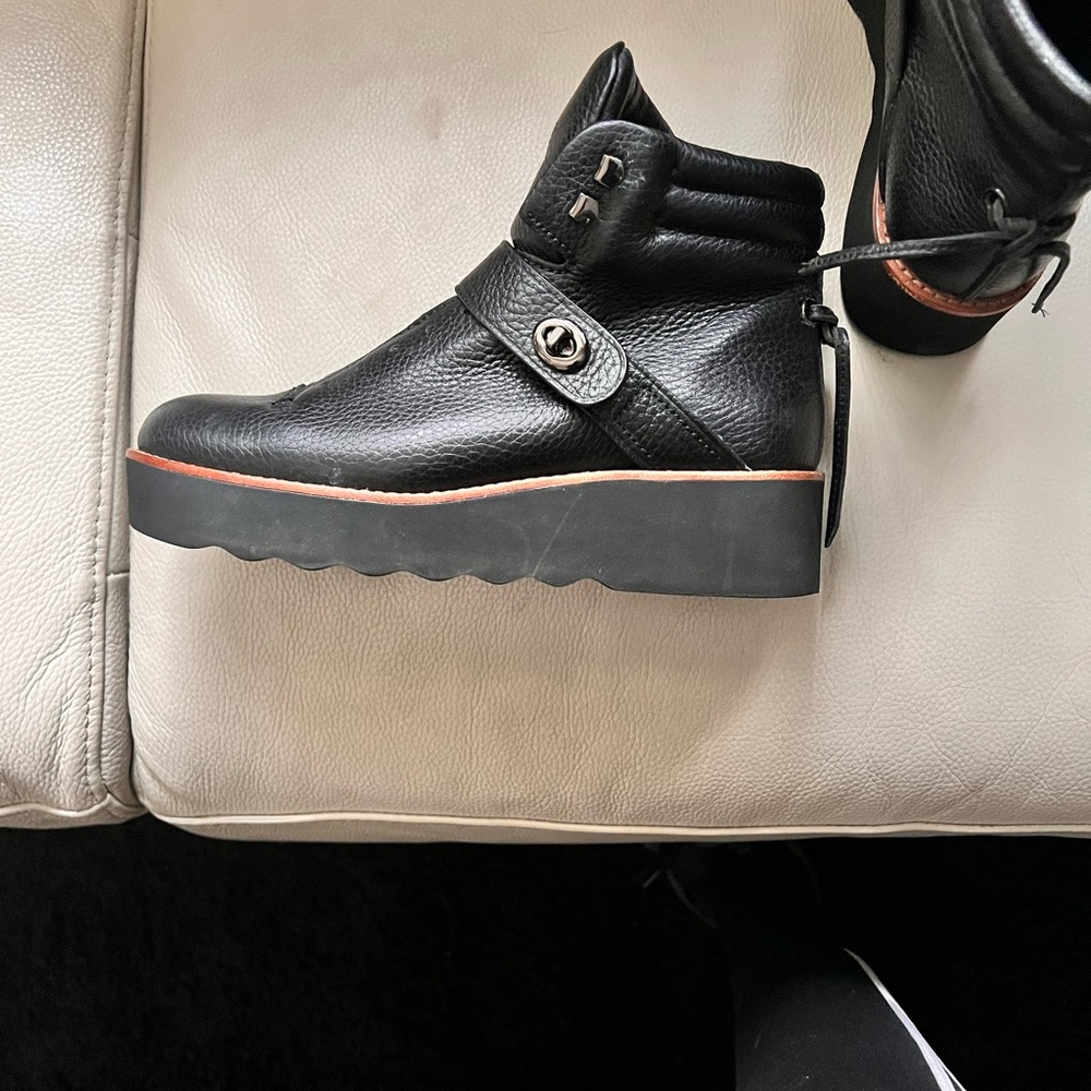 Coach boots size 8.5 good condition. Only worn once.